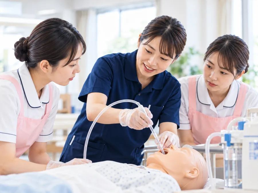 シミュレーターで喀痰吸引の手技を学ぶ介護職員