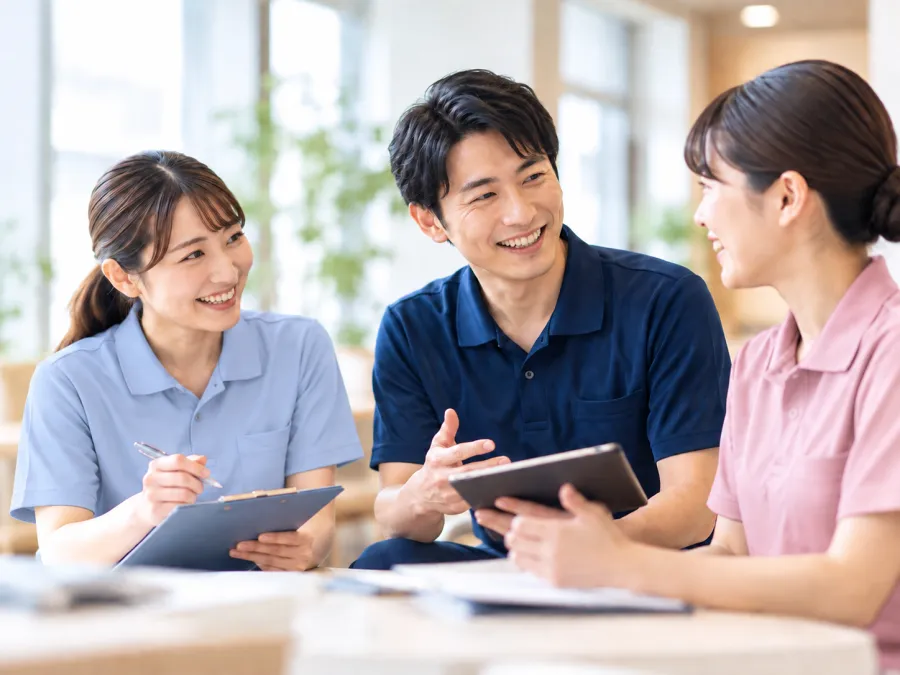 笑顔で話し合う介護スタッフ