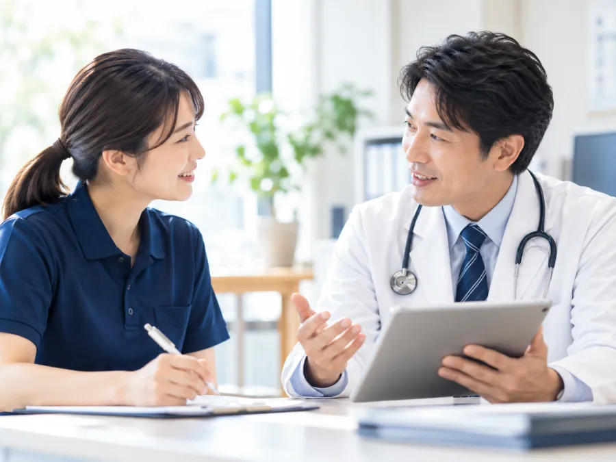 医師と介護職員の打ち合わせ